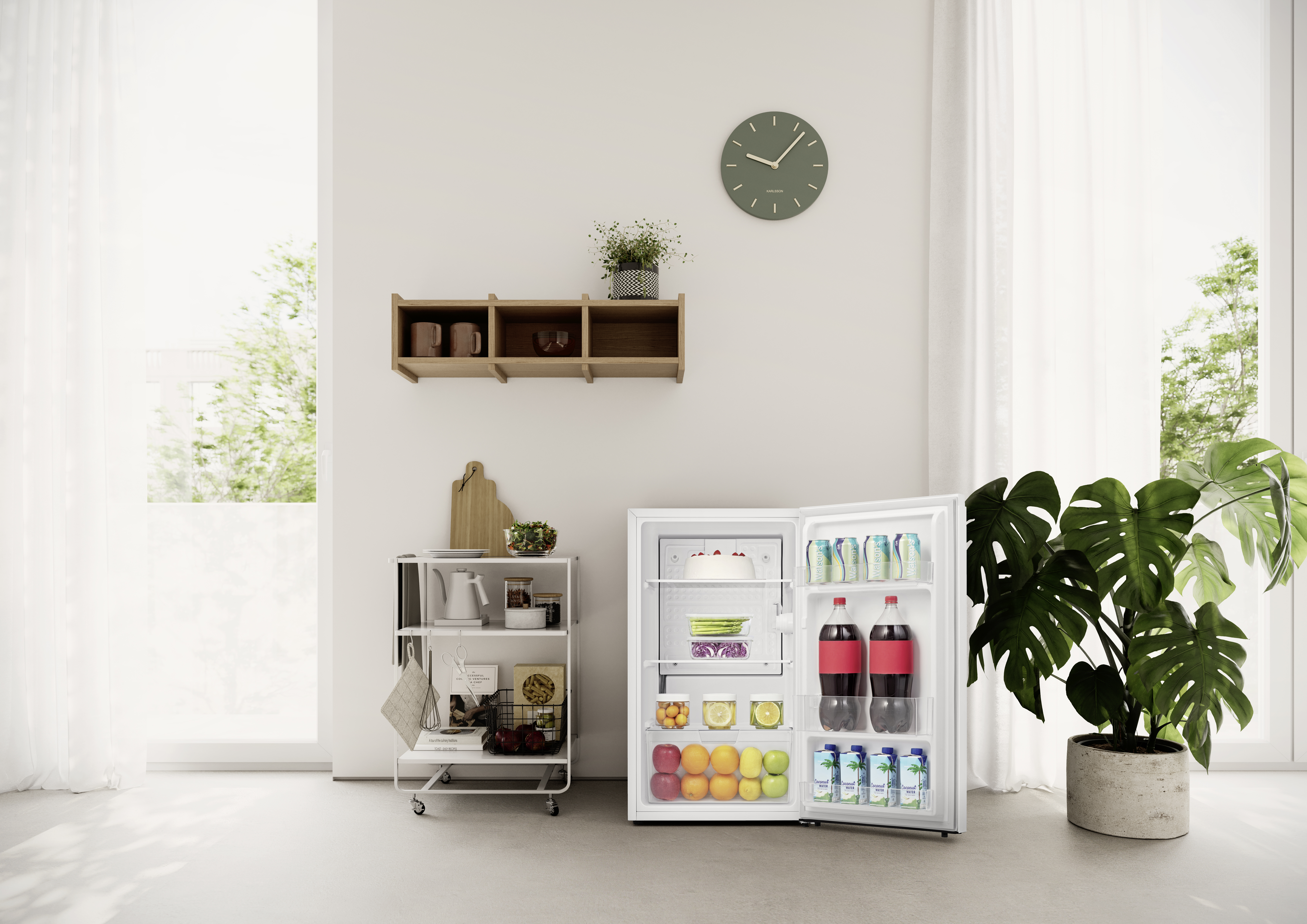 Un refrigerador abierto con comida, junto a un estante y una planta.