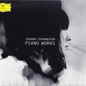 Schwarz-weißes Albumcover mit Profil einer Frau und Titel 'Piano Works'.