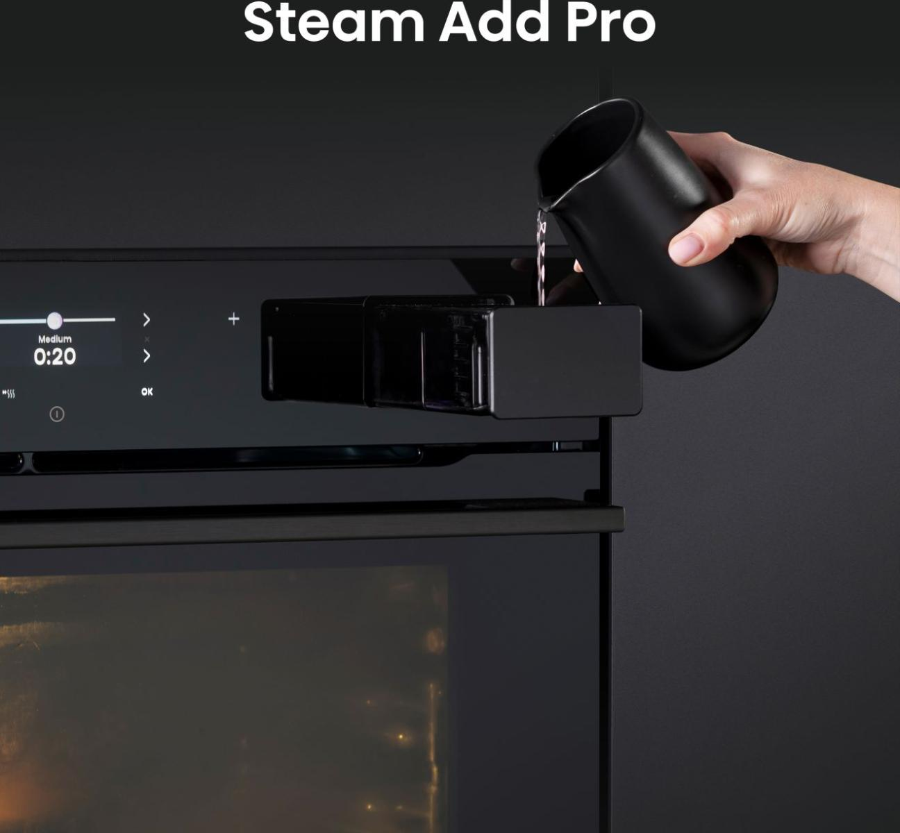 Egy kéz vizet önt egy fekete kancsóból egy készülékbe. Szöveg: 'Steam Add Pro'.
