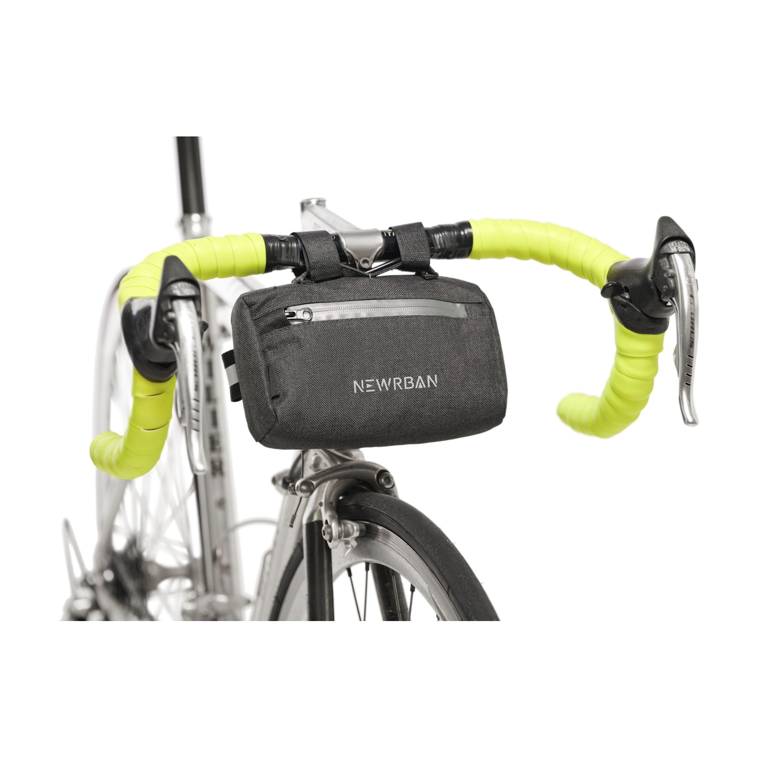 Borsetta da manubrio grigia su nastro manubrio giallo fluo di una bici da corsa.