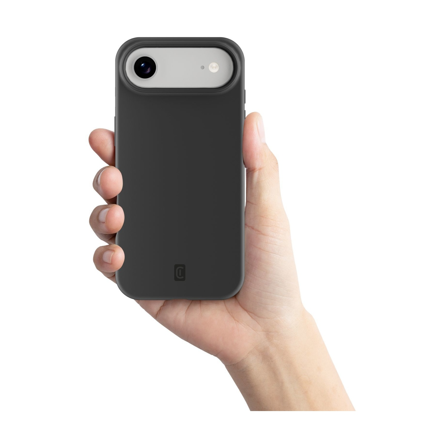 Una mano tiene un telefono scuro con modulo fotocamera.