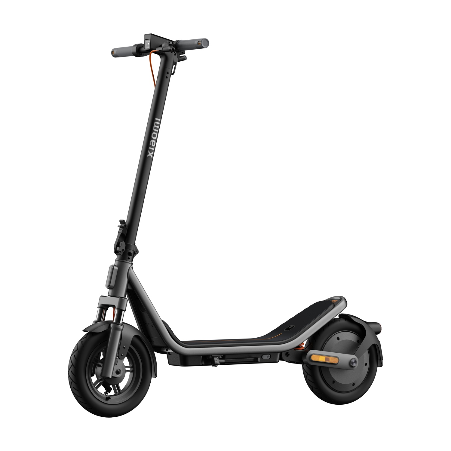 Uno scooter elettrico Xiaomi nero con manubrio grigio e cavo arancione.