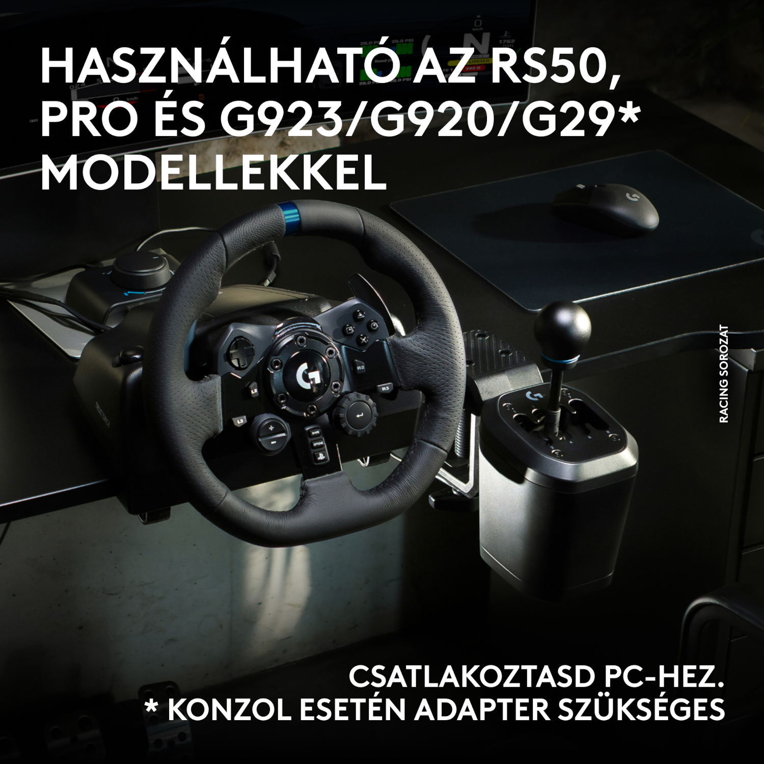 Versenykormány, váltókar és egér egy asztalon.