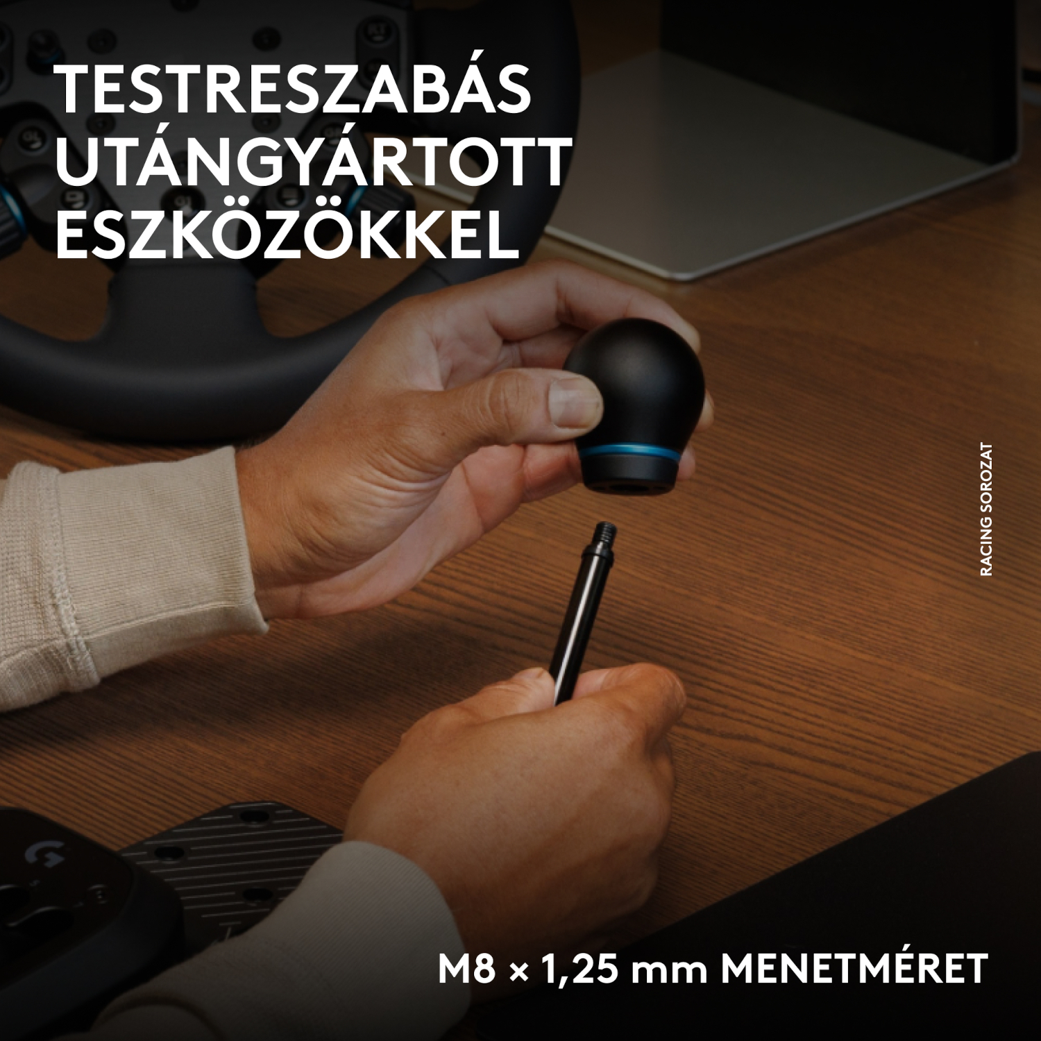 Személy fekete, kék gyűrűs sebességváltó kart fekete rúdra rögzít.