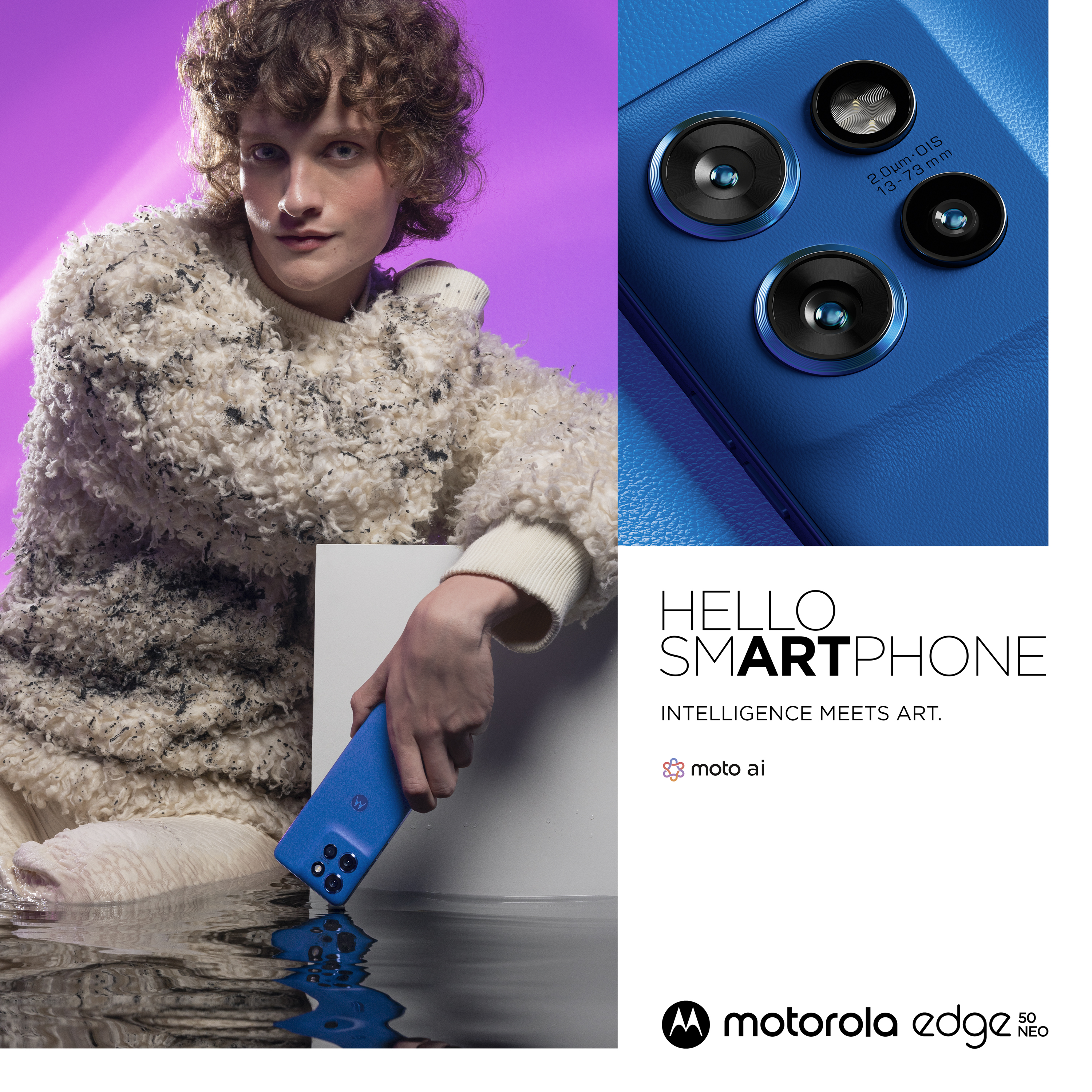 Una modella con capelli ricci tiene uno smartphone blu su sfondo viola.