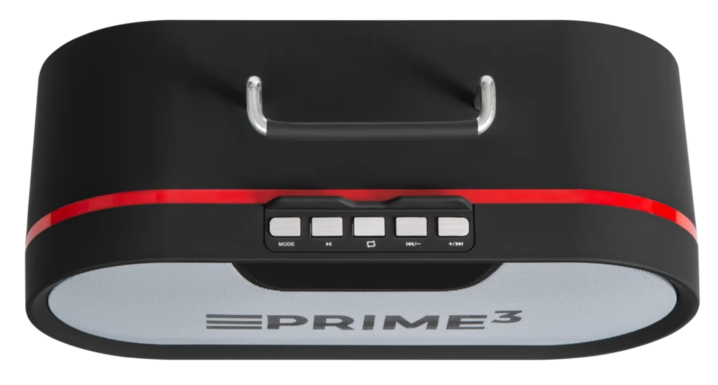 Czarny głośnik z srebrną rączką, czerwoną taśmą i przyciskami sterującymi.