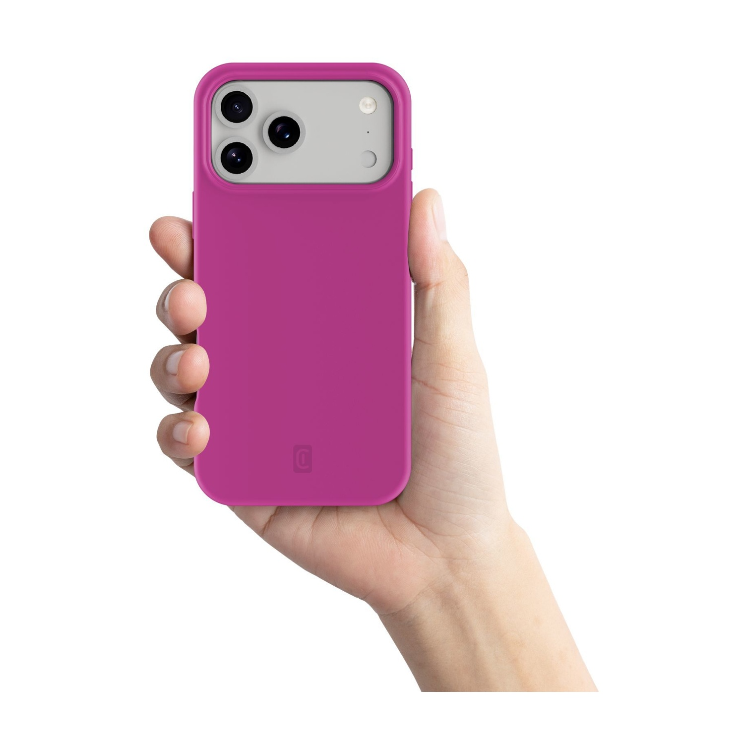 Una mano tiene una custodia iPhone magenta con fotocamera e logo.