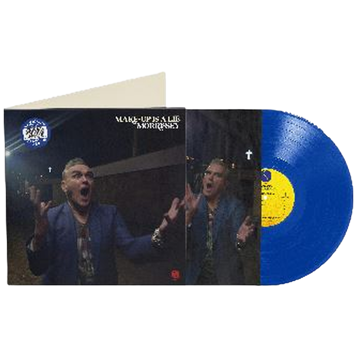 Un homme bouche bée porte un costume bleu devant un disque vinyle.