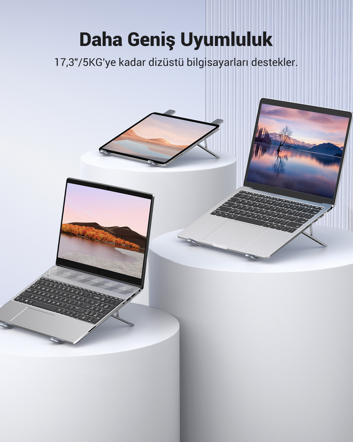 Modern arka plan önünde stantlarda dizüstü bilgisayarlar ve tablet.