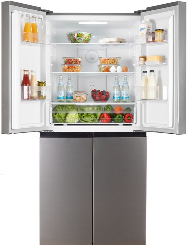 Ein offener Kühlschrank mit Lebensmitteln, darunter Obst, Gemüse, Getränke und Eier.