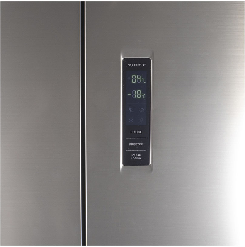 Edelstahlkühlschrank mit digitalem Display zeigt 8°C und -8°C.