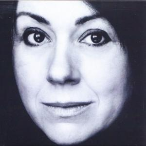 Schwarz-Weiß-Porträt einer Frau mit dunklen Haaren und ausdrucksstarken Augen.