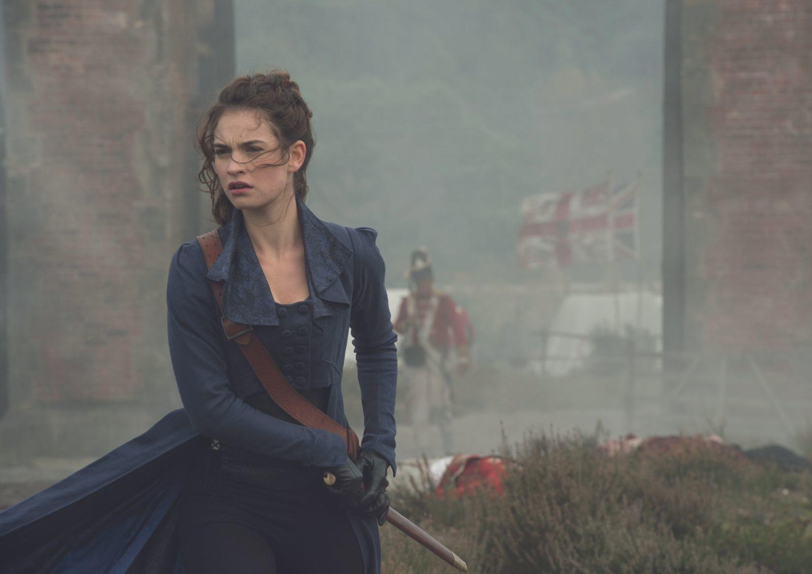 Eine Frau in blauer Kleidung steht im Vordergrund, im Hintergrund sind Soldaten und eine Flagge.