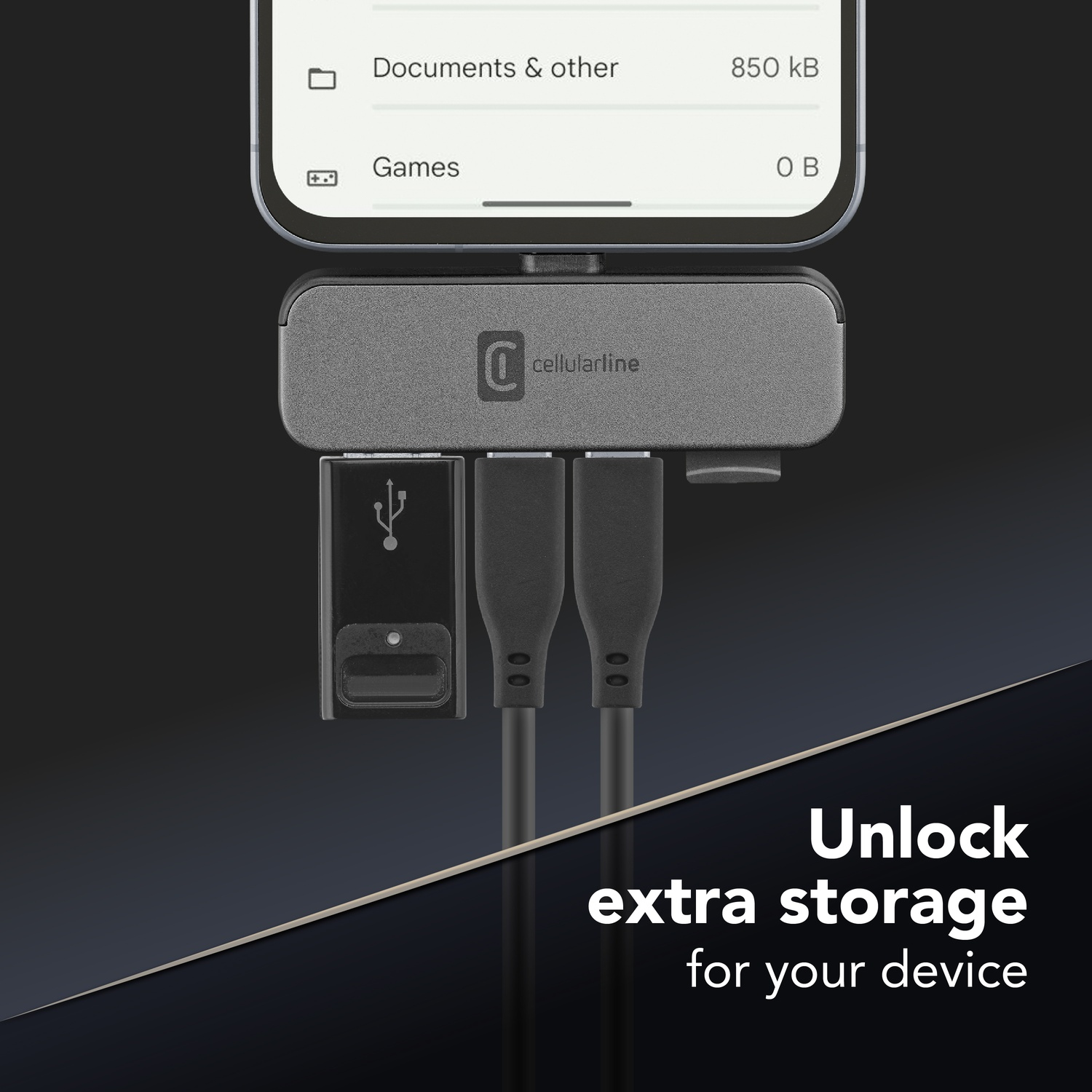 Un hub USB grigio con cavi collegati a uno smartphone che mostra lo spazio di archiviazione.