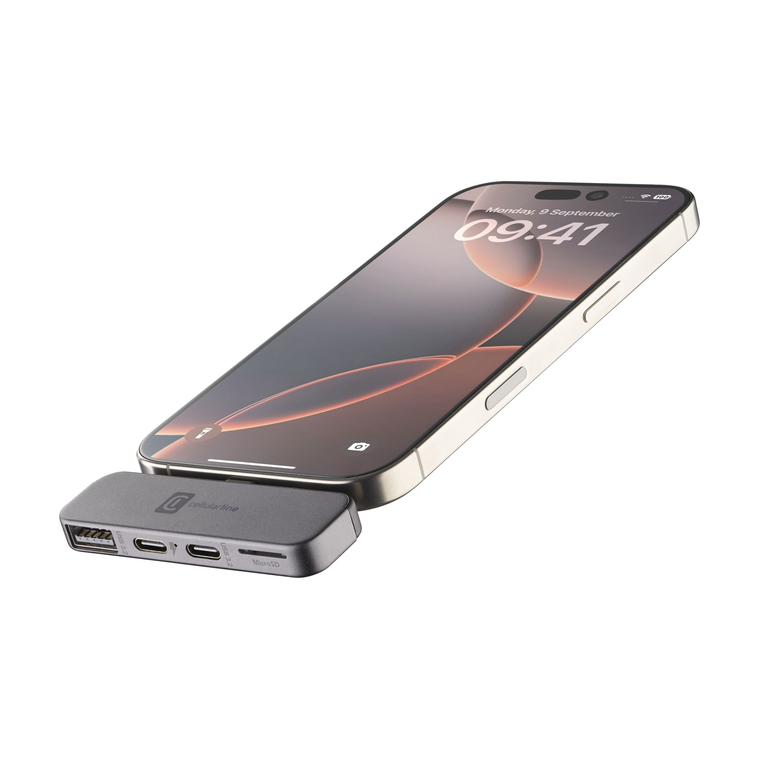 Un hub USB-C grigio con porte e slot per schede SD, collegato a uno smartphone.