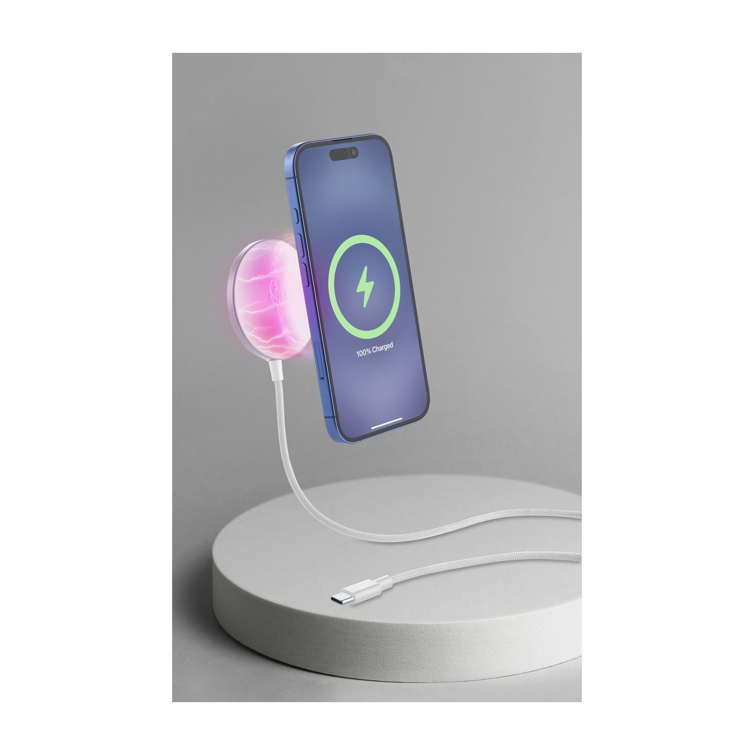 Uno smartphone blu si carica in modalità wireless su un piedistallo.