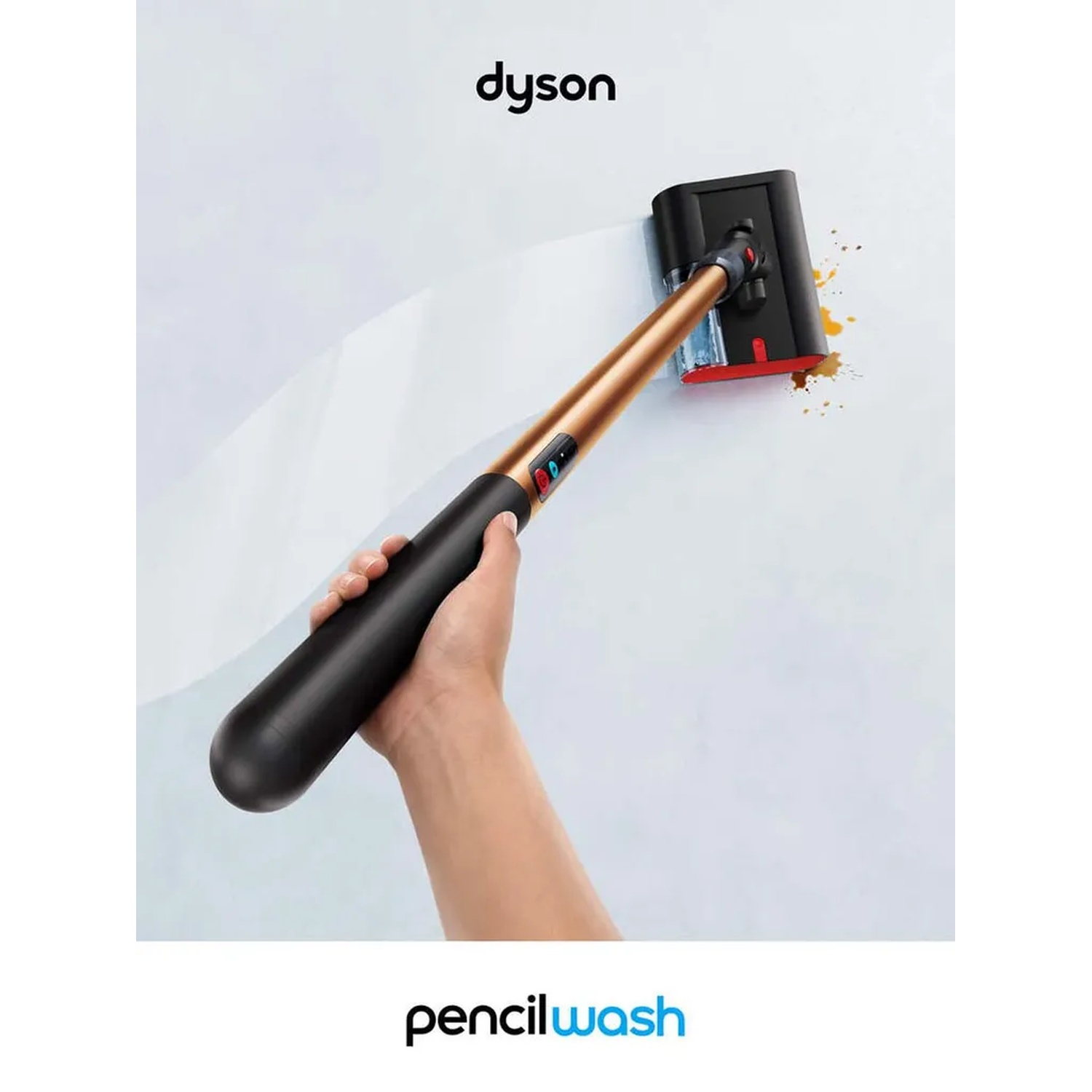 Une main tient un nettoyeur de sol Dyson ramassant de la saleté sur un mur blanc.