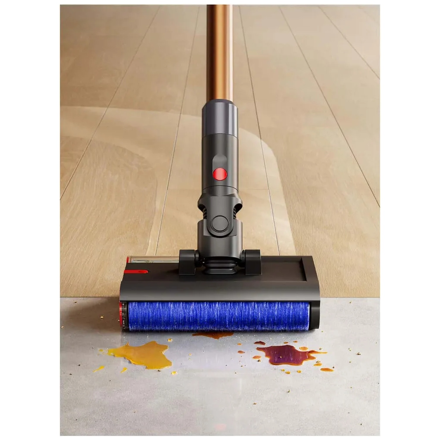 Tête d'aspirateur avec brosse bleue sur sol en béton avec des éclaboussures de liquide.