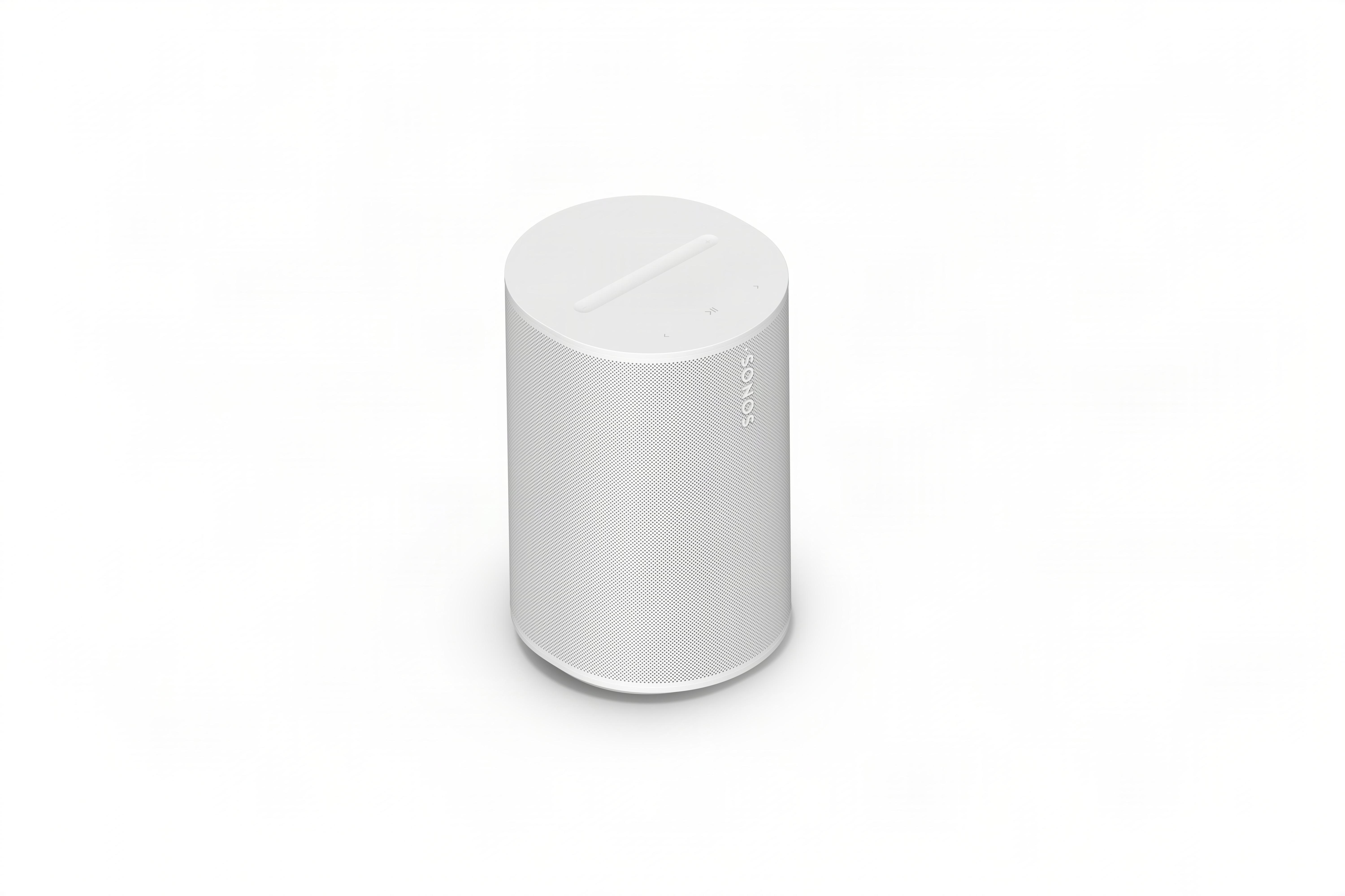 Ein weißer, zylindrischer Sonos-Lautsprecher mit Lochmuster steht auf weißem Hintergrund.