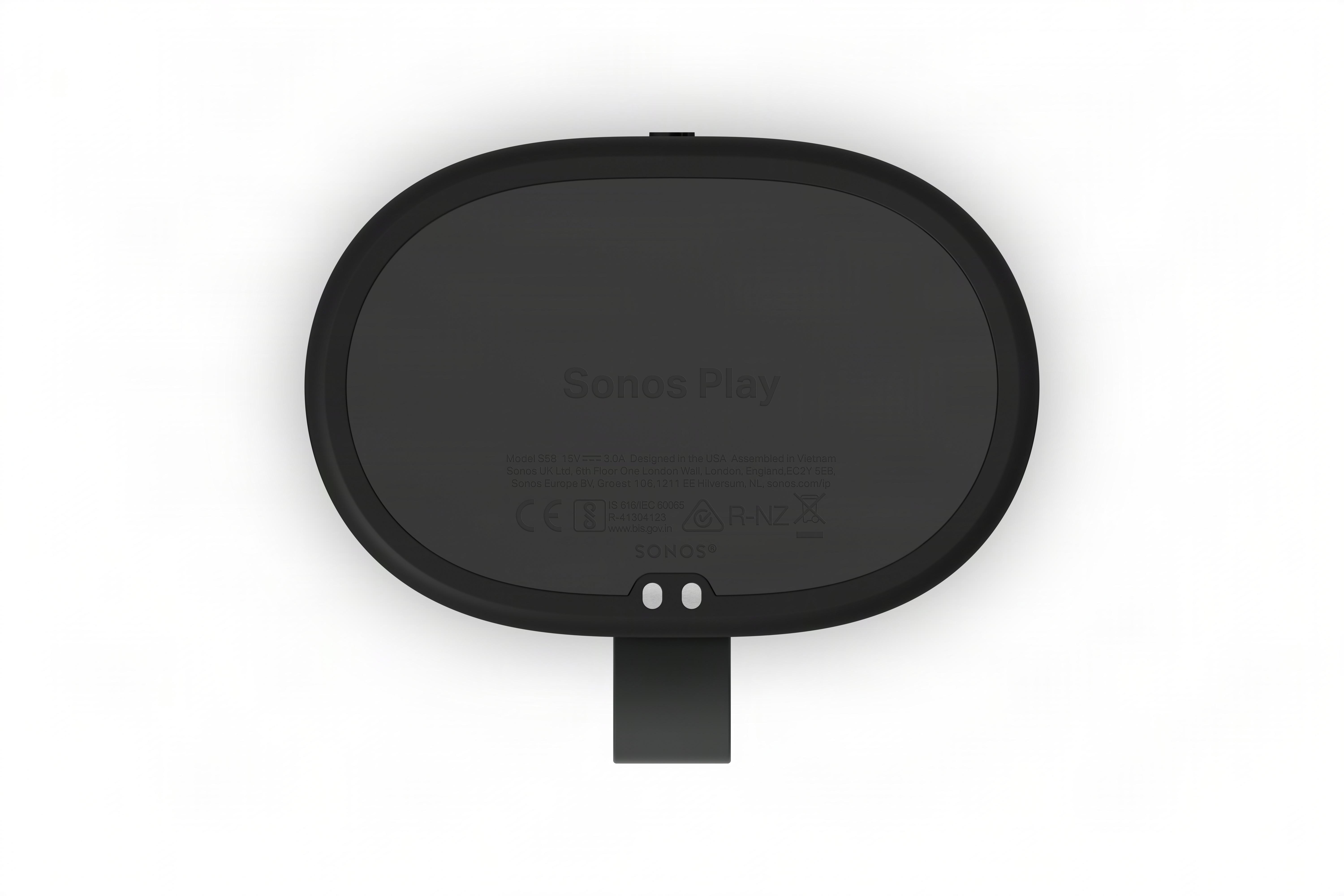 Schwarzes Sonos Play Gerät von unten mit Modellnummer und Zertifizierungen.