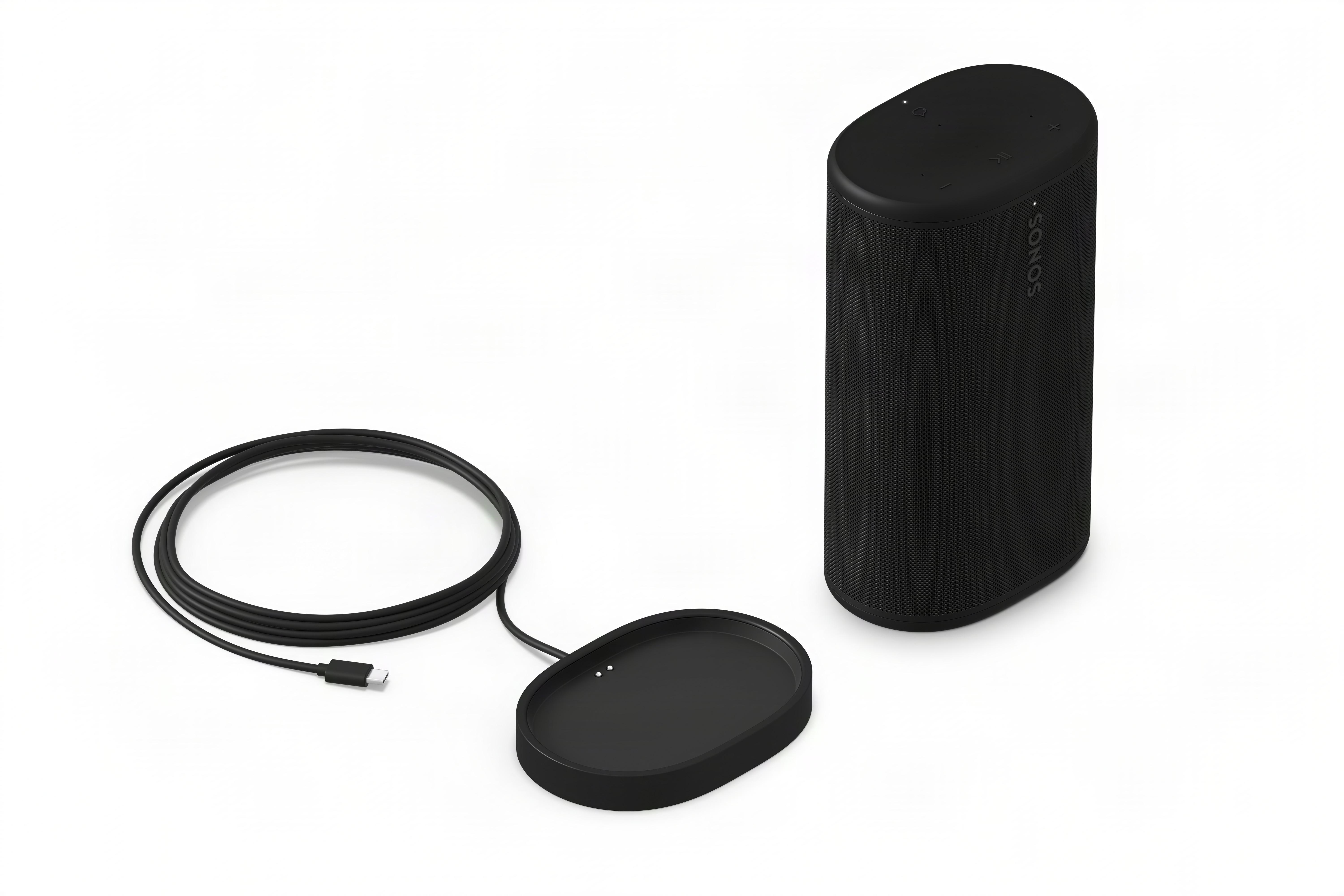 Schwarzer Sonos Lautsprecher mit Lade-Dock und USB-C Kabel auf weißem Hintergrund.