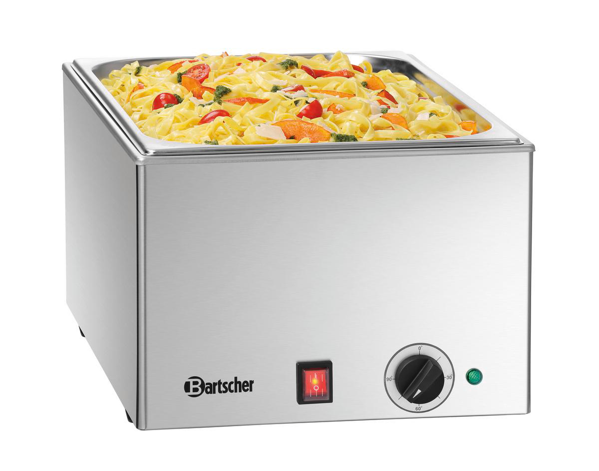 Ein silberner Bain-Marie-Topf gefüllt mit Nudeln, Tomaten und Brokkoli.