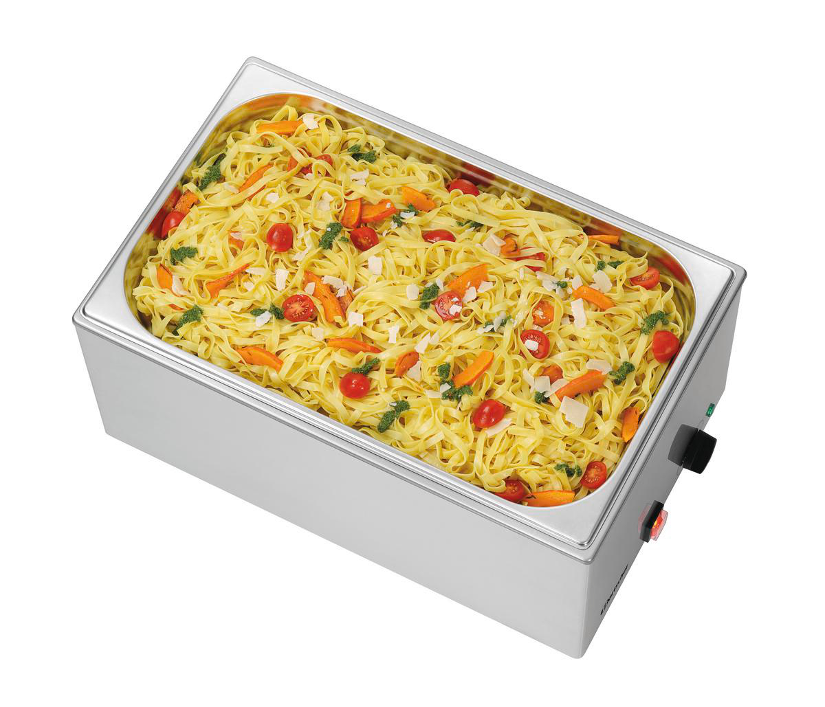 Nudeln mit Kirschtomaten, Karotten und Kräutern in einem Metallbehälter.