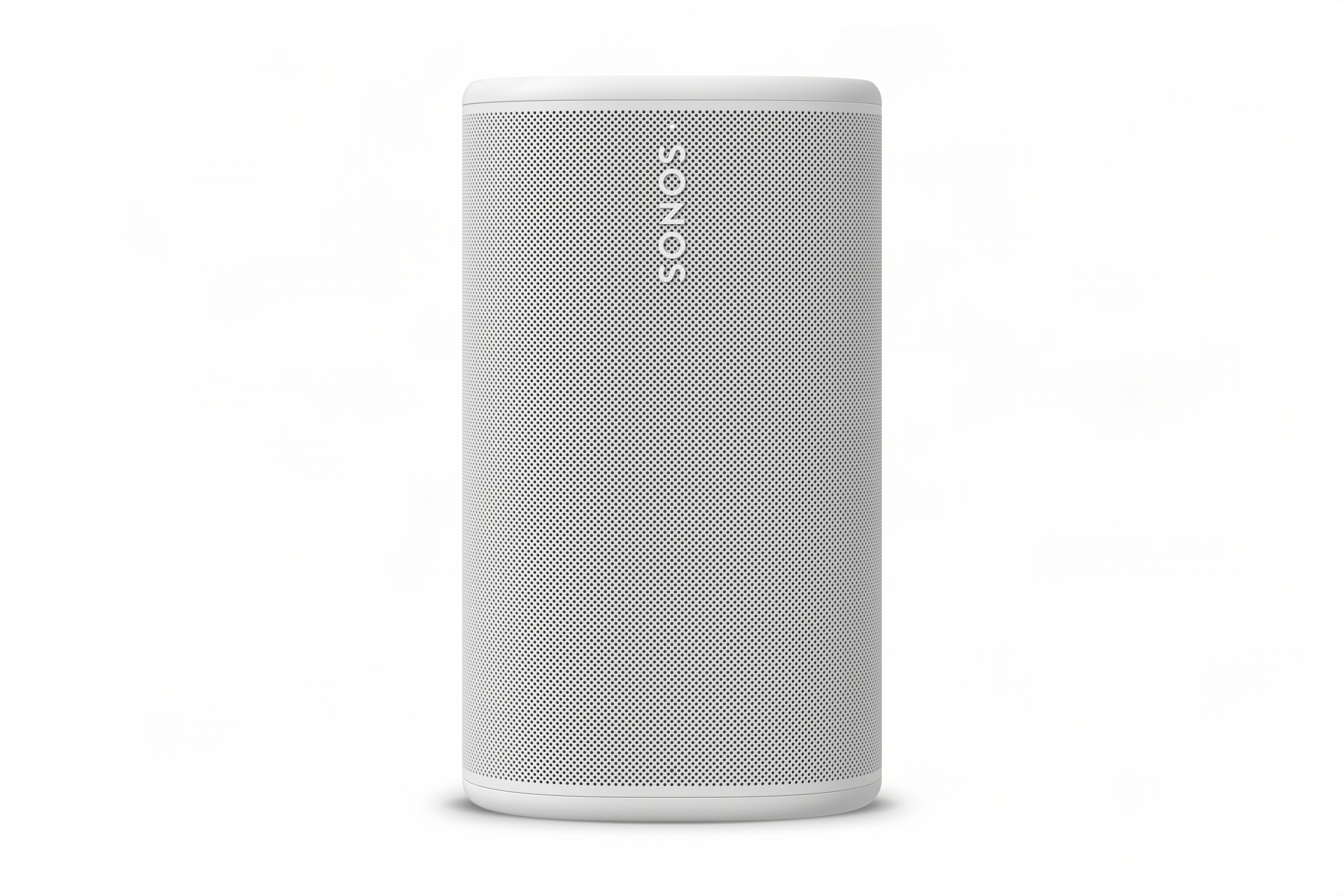 Weißer Sonos Lautsprecher mit Lochmuster und Logo. Studioaufnahme.