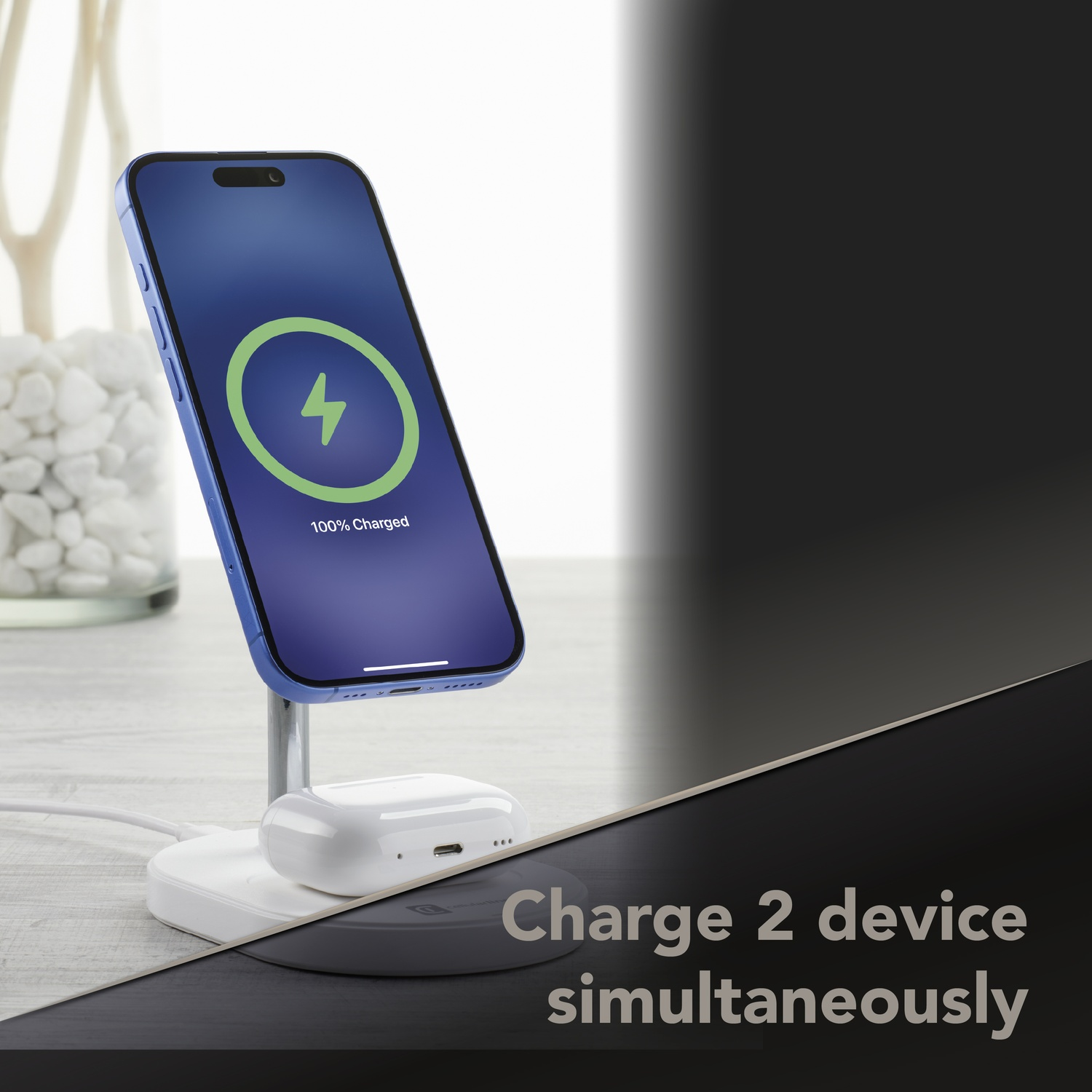 Uno smartphone blu e auricolari bianchi in carica su un supporto.