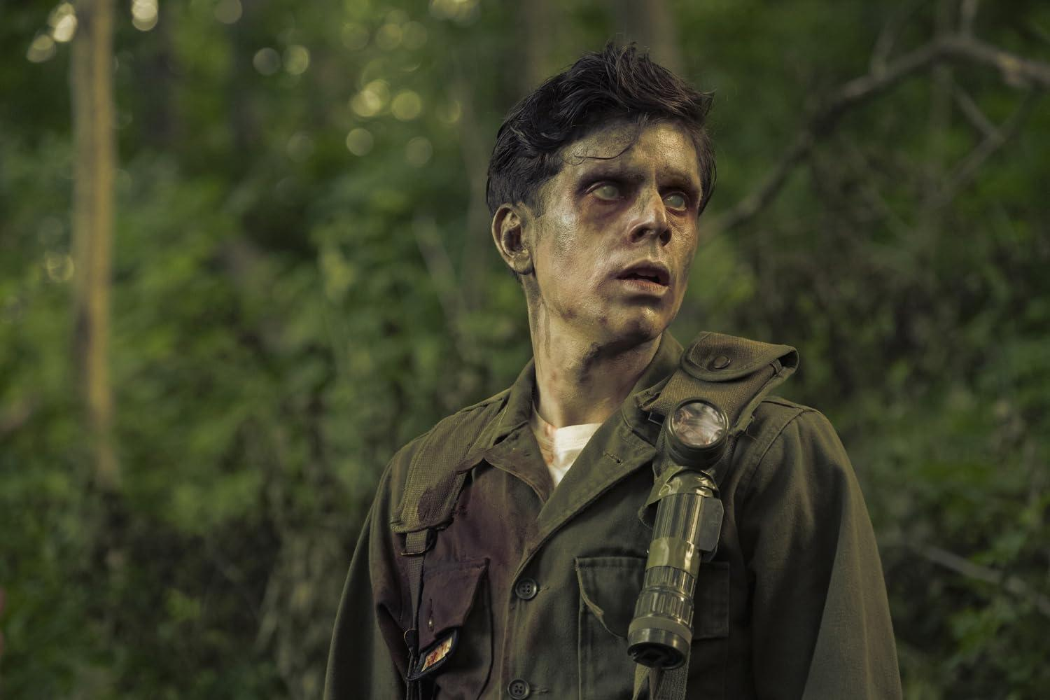 Ein Mann mit Zombie-Make-up in Militäruniform mit einer Laterne im Wald.