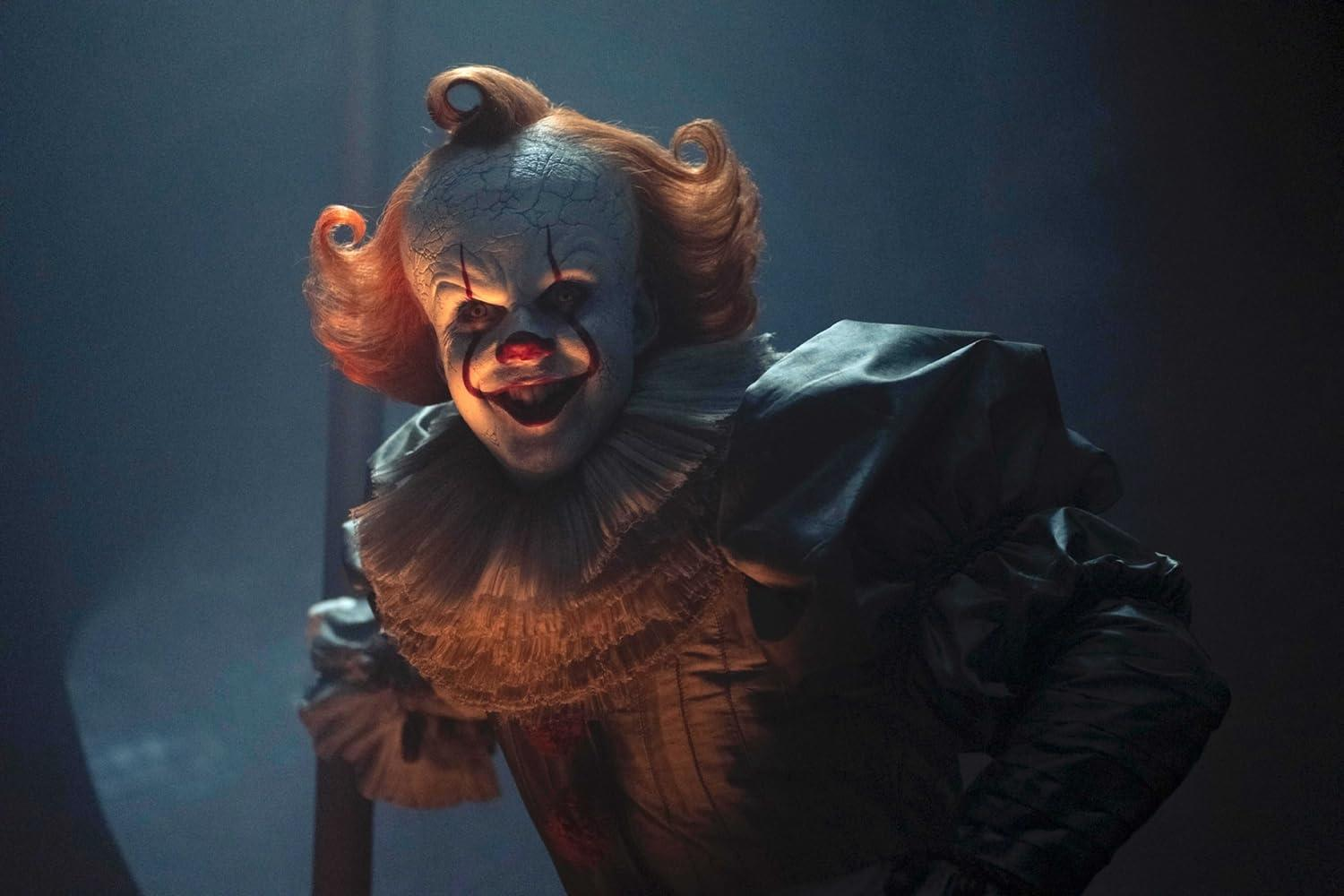 Ein gruseliger Clown mit rotem Haar und weißem Gesicht, der lacht.
