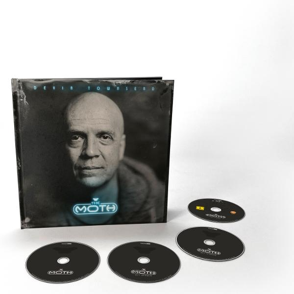 Ein Buch mit dem Titel 'The Moth' und drei CDs daneben auf weißem Hintergrund.