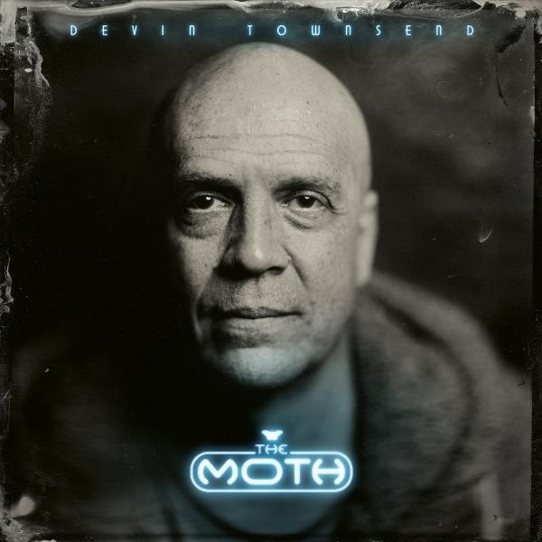 Ein kahler Mann blickt nachdenklich. Oben steht DEVIN TOWNSEND, unten THE MOTH.