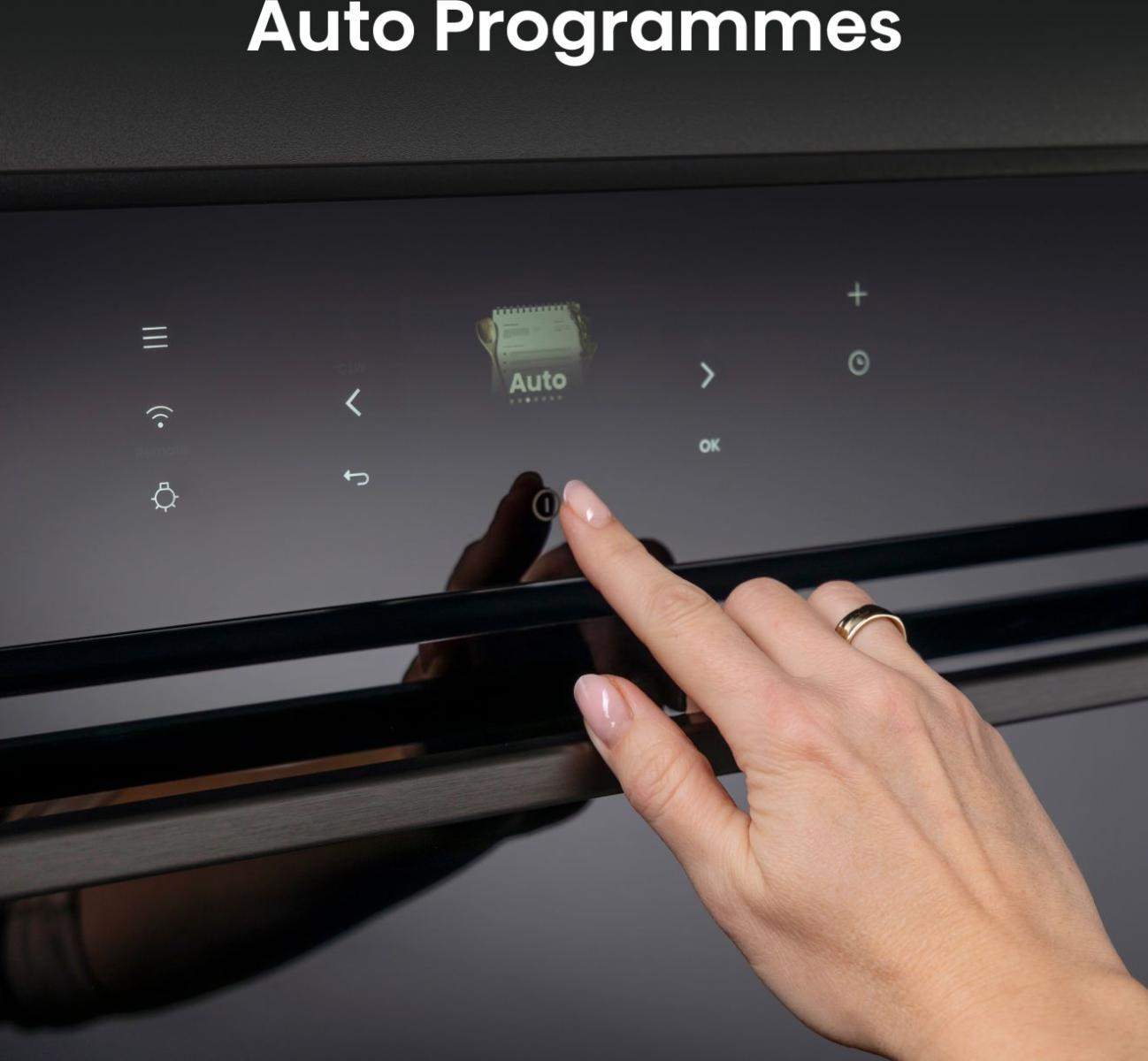 Egy nő ujja az "Auto" opciót érinti egy sötét érintőképernyőn.