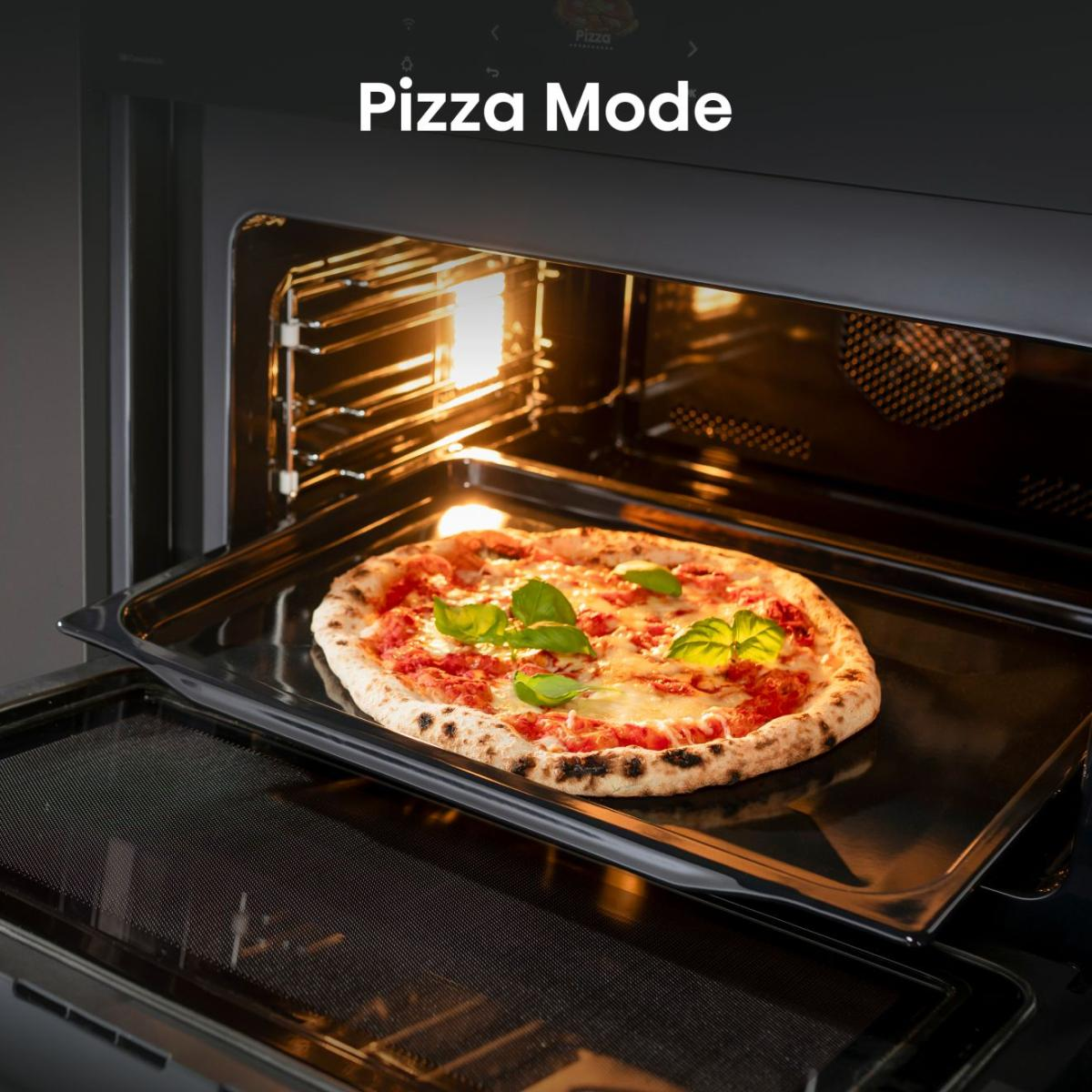 Egy pizza egy tepsiben egy világító sütőben.