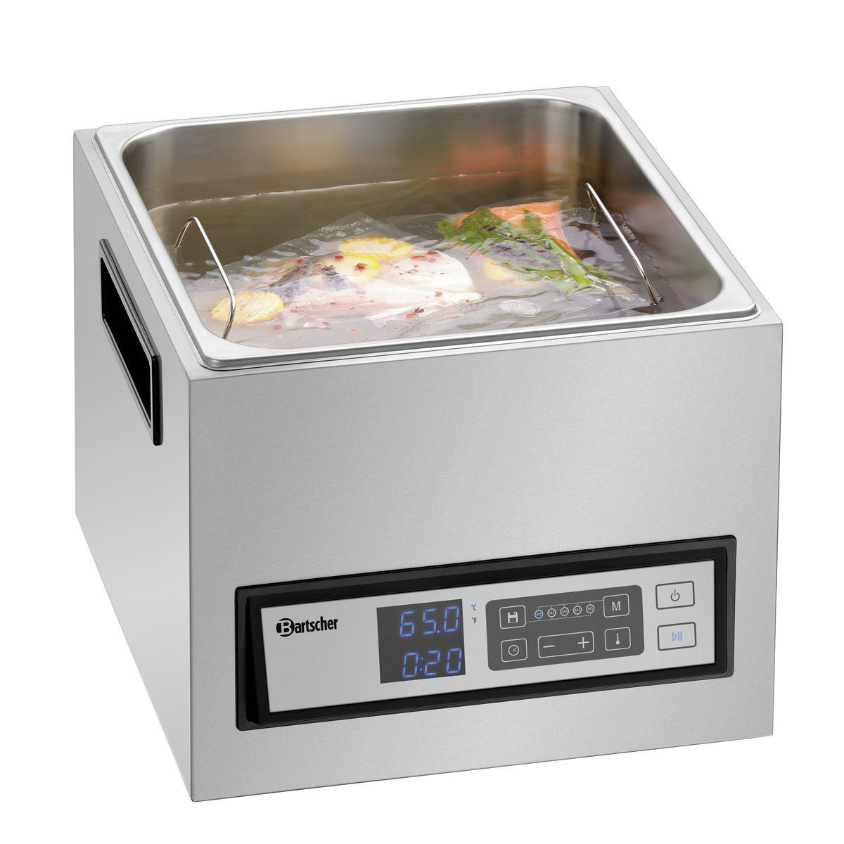 Ein Silber-Wasserbad mit vakuumverpacktem Essen, das bei 65 Grad Celsius kocht.