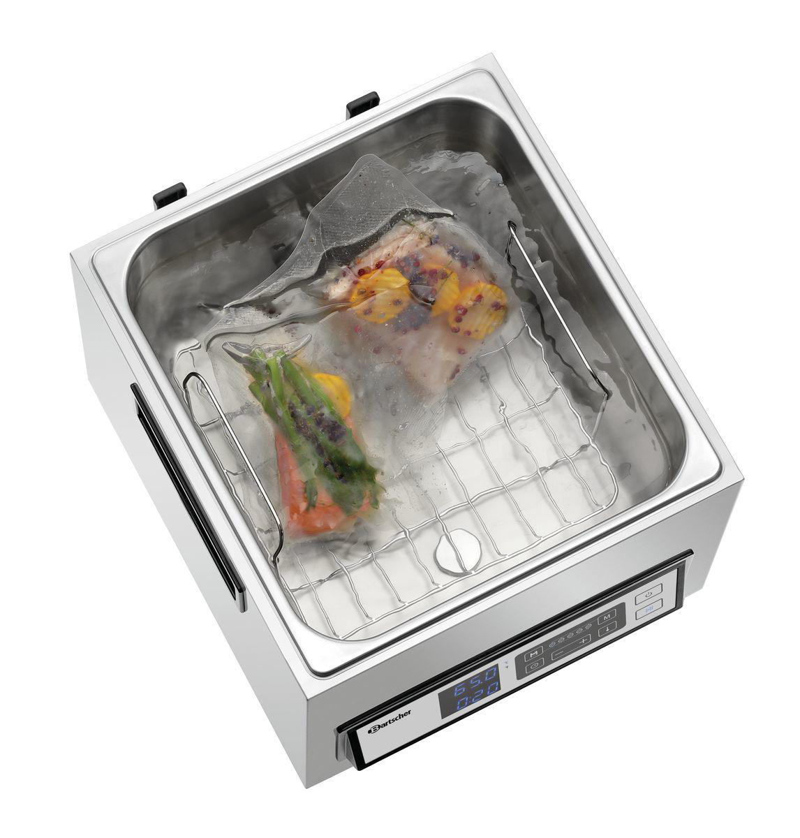 Ein Sous-Vide-Garer mit zwei Vakuumbeuteln mit Fisch und Fleisch in Wasser.
