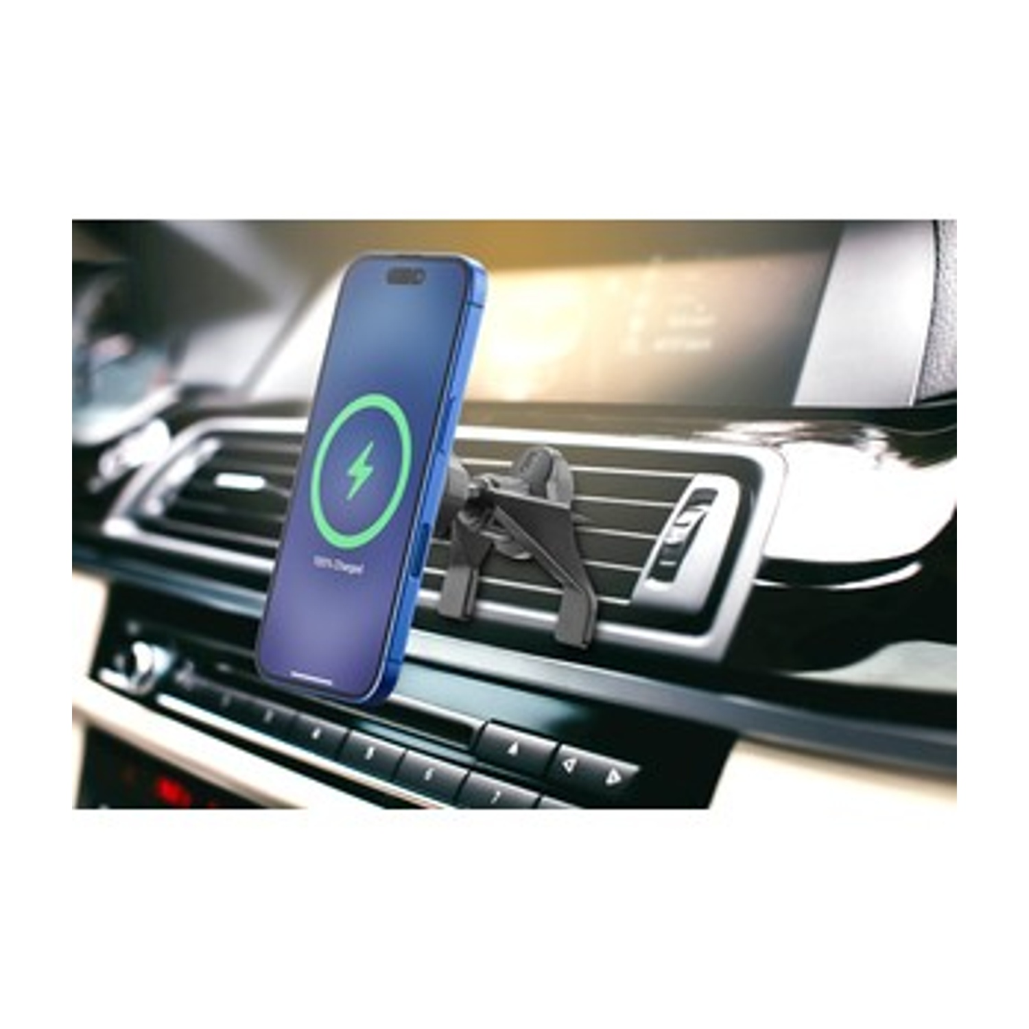 Un iPhone blu che mostra lo stato di carica in un supporto per bocchetta auto.