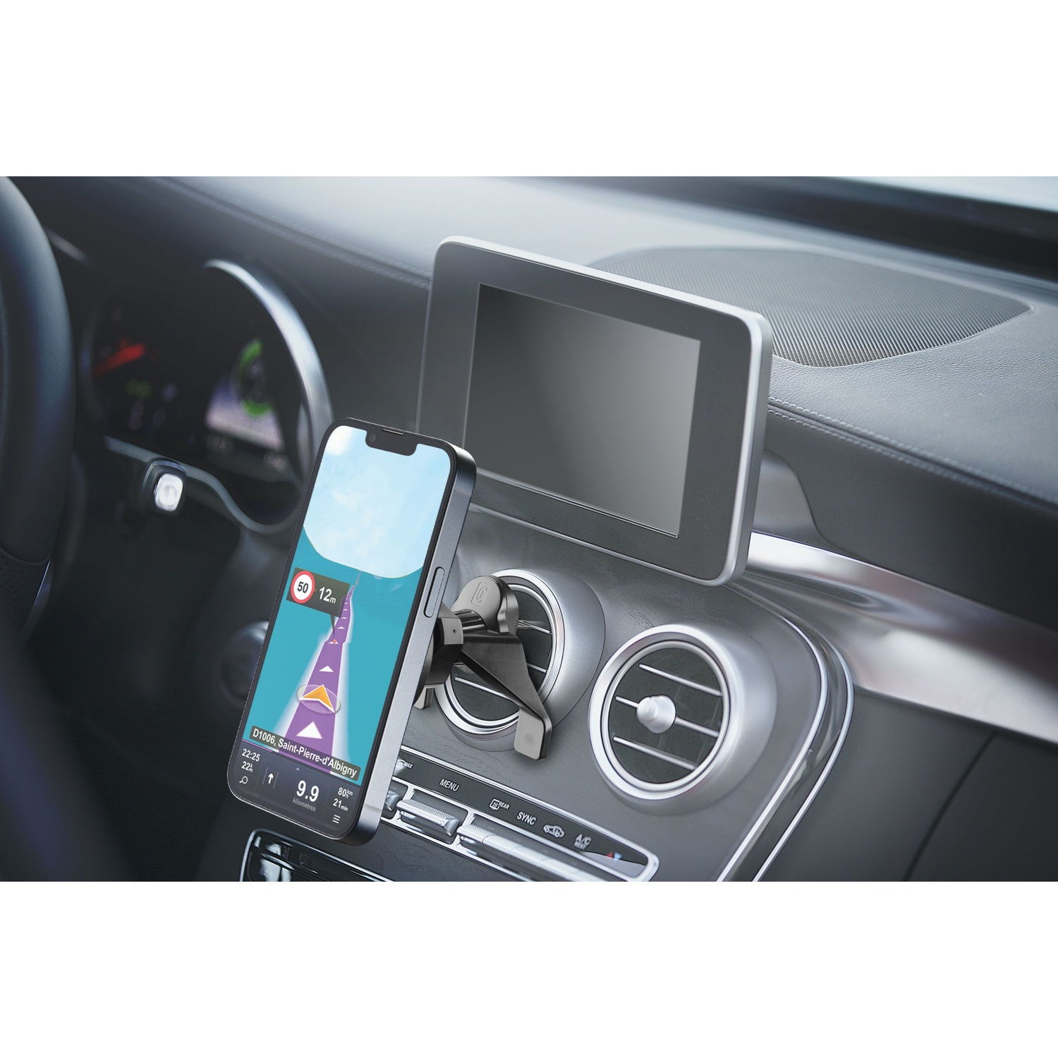 Un dispositivo di navigazione per smartphone è montato sul cruscotto dell'auto.
