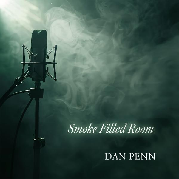 Ein Mikrofon steht im Rauch, beleuchtet von oben. Titel: Smoke Filled Room.
