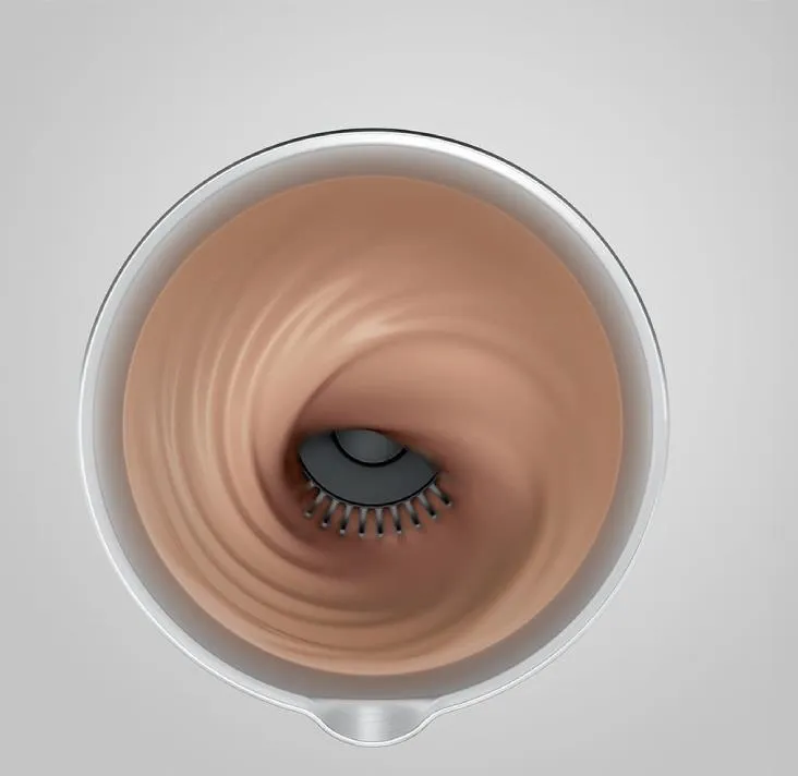 Brązowy płyn wiruje w pojemniku, z trzepaczką pośrodku.