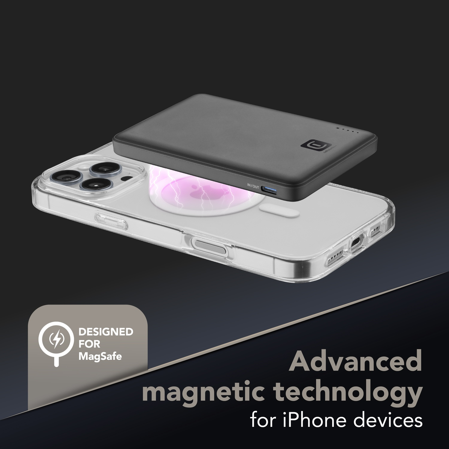 Caricabatterie MagSafe nero attaccato magneticamente a un iPhone con custodia trasparente.