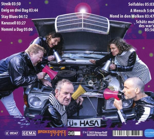 Menschen mit Megafonen vor einem offenen Auto-Motorraum, lila Hintergrund.