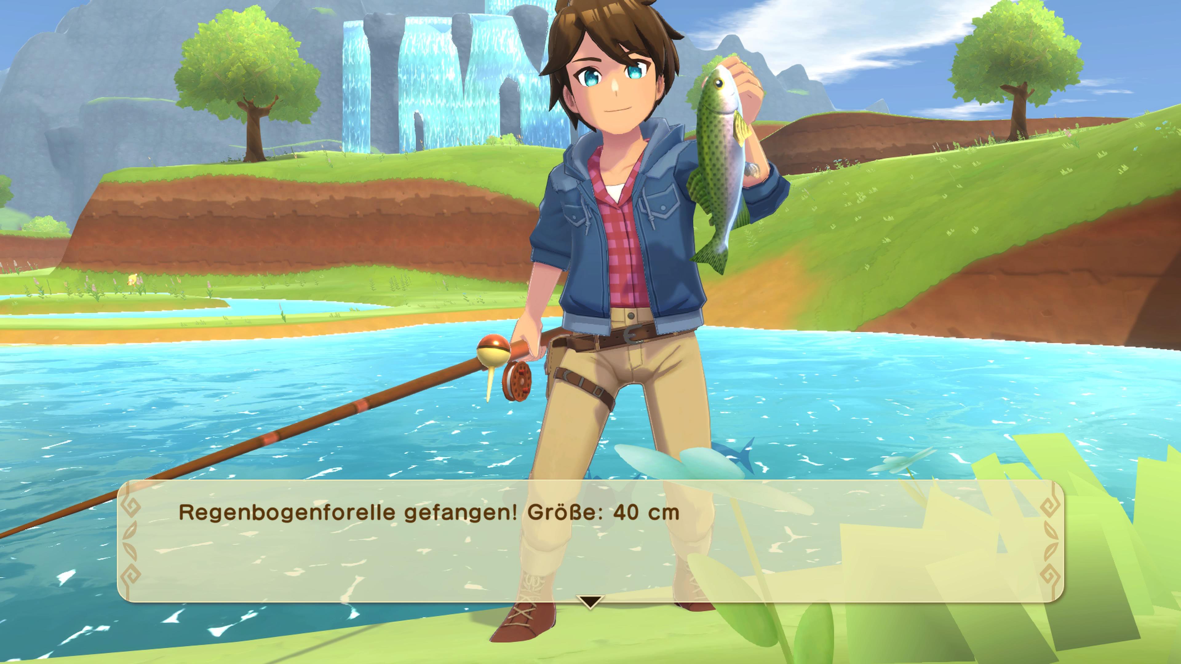 Ein Junge hält einen Fisch in der Nähe eines Wasserfalls.