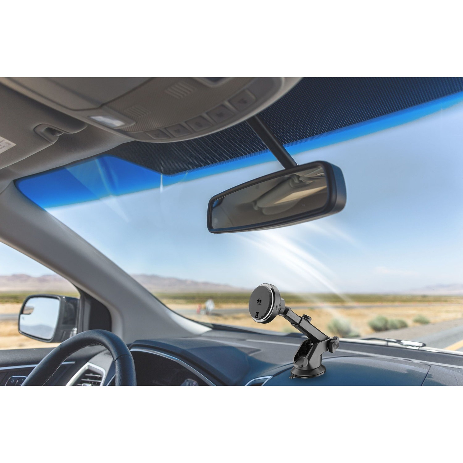 Un supporto magnetico nero per telefono con ventosa sul cruscotto di un'auto.