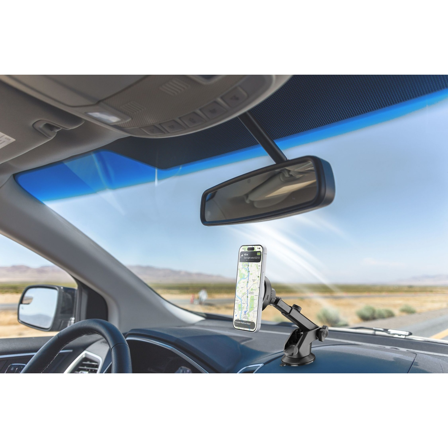 Supporto per telefono con navigatore in auto. Vista attraverso il parabrezza sulla strada.