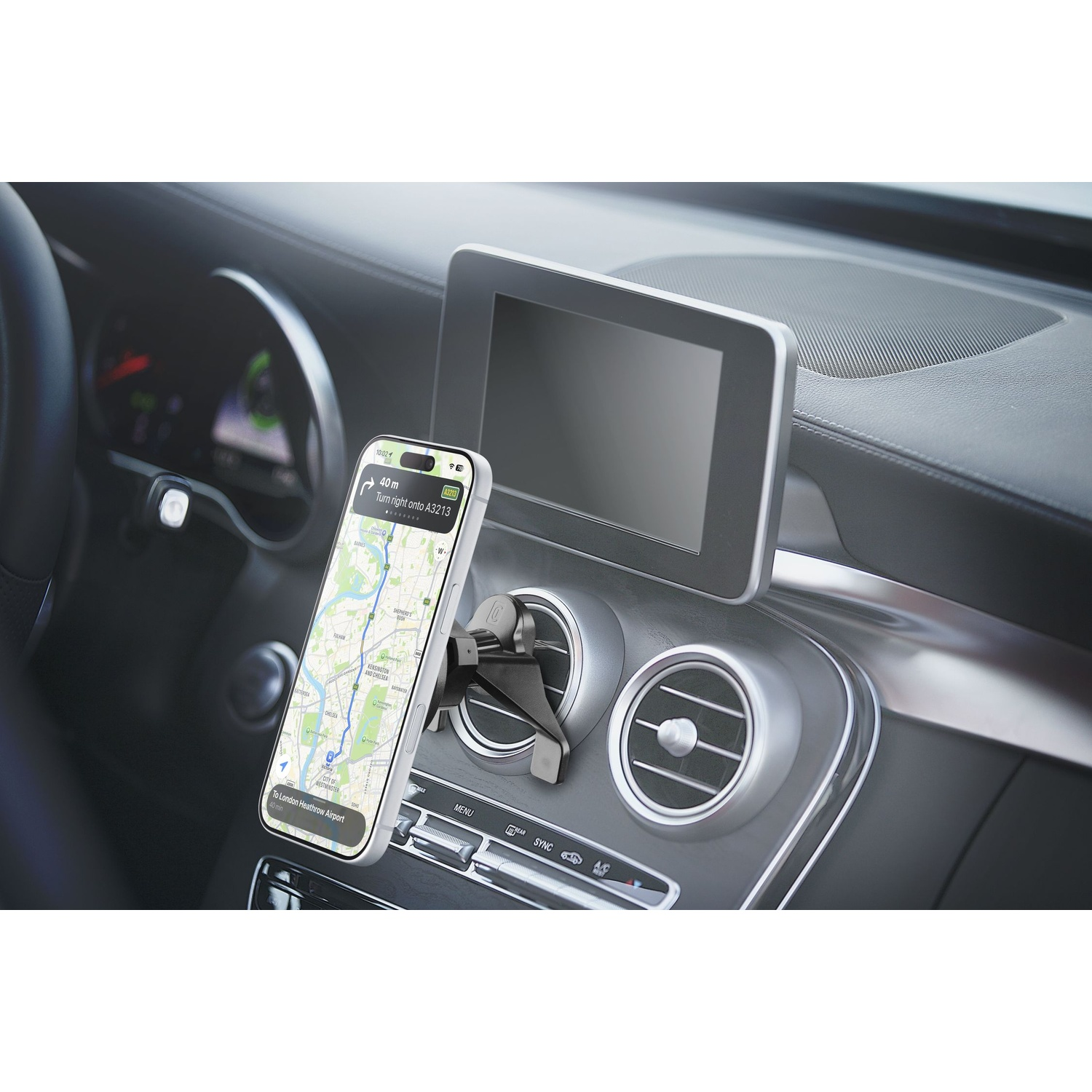 Uno smartphone con un'app di navigazione è montato sul cruscotto di un'auto.