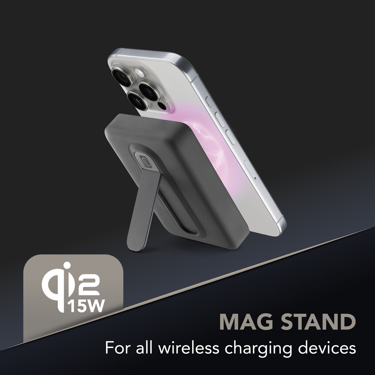 Un iPhone argentato si ricarica in modalità wireless su un supporto Mag nero con cavalletto.