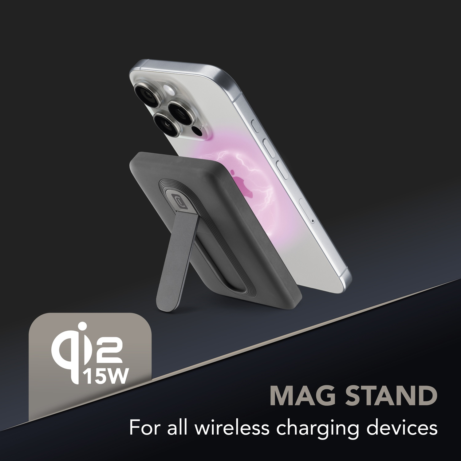 Uno smartphone argentato su un supporto magnetico nero, logo Qi.