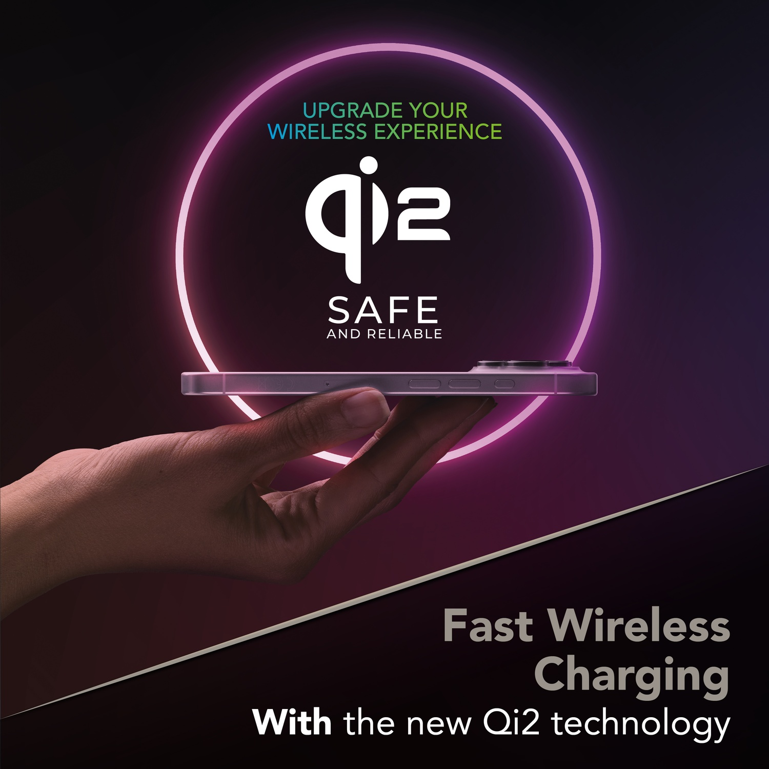 Mano che tiene il telefono vicino al logo Qi2 per la ricarica wireless veloce.